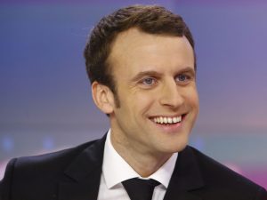 Les dessins d'actualités  - Page 8 Macron-avec-un-sourire-niais-300x225