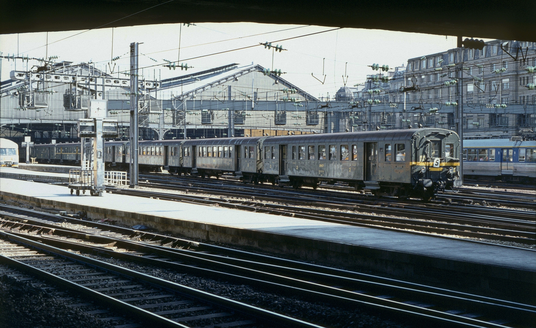 4 images 1 mot 6 lettres 1 train une voiture