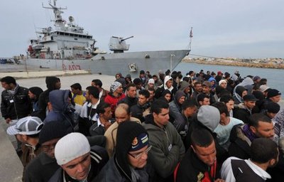 80796_des-migrants-tunisiens-a-lampedusa-le-15-mars-2011