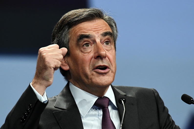 Candidate for the right-wing Les Republicains (LR) party primaries ahead of the 2017 presidential election and former French prime minister Francois Fillon gestures as he speaks during a meeting on November 18, 2016 in Paris. / AFP PHOTO / BERTRAND GUAY